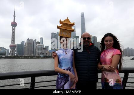 Shanghai, Shanghai, China. 19 Mär, 2018. Shanghai, China, 16. März 2018: Frauen tragen traditionelle taoistische Tempel geformte Hüte posieren für Fotos am Bund in Shanghai, 16. März 2018. Credit: SIPA Asien/ZUMA Draht/Alamy leben Nachrichten Stockfoto