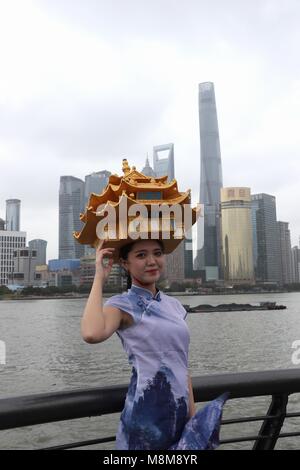 Shanghai, Shanghai, China. 19 Mär, 2018. Shanghai, China, 16. März 2018: Frauen tragen traditionelle taoistische Tempel geformte Hüte posieren für Fotos am Bund in Shanghai, 16. März 2018. Credit: SIPA Asien/ZUMA Draht/Alamy leben Nachrichten Stockfoto