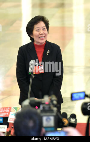 Peking, China. 19 Mär, 2018. Hu Zejun, Auditor der National Audit Office, erhält ein Interview nach der siebten Vollversammlung der ersten Sitzung des 13. Nationalen Volkskongress (NVK) in der Großen Halle des Volkes in Peking, der Hauptstadt von China, 19. März 2018. Credit: Liu Jinhai/Xinhua/Alamy leben Nachrichten Stockfoto