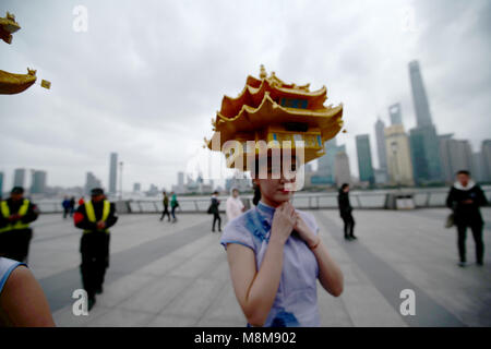 Shanghai, Shanghai, China. 19 Mär, 2018. Shanghai, China, 16. März 2018: Frauen tragen traditionelle taoistische Tempel geformte Hüte posieren für Fotos am Bund in Shanghai, 16. März 2018. Credit: SIPA Asien/ZUMA Draht/Alamy leben Nachrichten Stockfoto