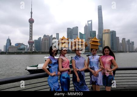 Shanghai, Shanghai, China. 19 Mär, 2018. Shanghai, China, 16. März 2018: Frauen tragen traditionelle taoistische Tempel geformte Hüte posieren für Fotos am Bund in Shanghai, 16. März 2018. Credit: SIPA Asien/ZUMA Draht/Alamy leben Nachrichten Stockfoto