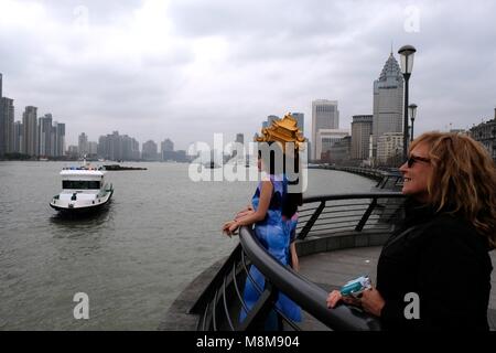 Shanghai, Shanghai, China. 19 Mär, 2018. Shanghai, China, 16. März 2018: Frauen tragen traditionelle taoistische Tempel geformte Hüte posieren für Fotos am Bund in Shanghai, 16. März 2018. Credit: SIPA Asien/ZUMA Draht/Alamy leben Nachrichten Stockfoto