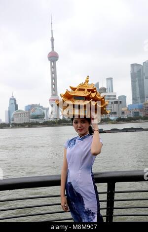 Shanghai, Shanghai, China. 19 Mär, 2018. Shanghai, China, 16. März 2018: Frauen tragen traditionelle taoistische Tempel geformte Hüte posieren für Fotos am Bund in Shanghai, 16. März 2018. Credit: SIPA Asien/ZUMA Draht/Alamy leben Nachrichten Stockfoto