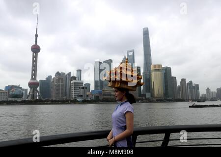 Shanghai, Shanghai, China. 19 Mär, 2018. Shanghai, China, 16. März 2018: Frauen tragen traditionelle taoistische Tempel geformte Hüte posieren für Fotos am Bund in Shanghai, 16. März 2018. Credit: SIPA Asien/ZUMA Draht/Alamy leben Nachrichten Stockfoto