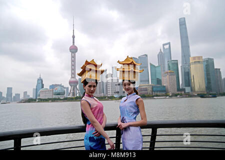 Shanghai, Shanghai, China. 19 Mär, 2018. Shanghai, China, 16. März 2018: Frauen tragen traditionelle taoistische Tempel geformte Hüte posieren für Fotos am Bund in Shanghai, 16. März 2018. Credit: SIPA Asien/ZUMA Draht/Alamy leben Nachrichten Stockfoto