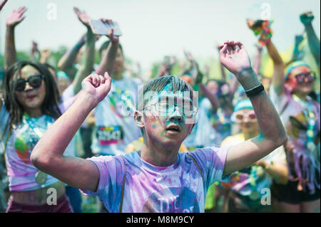 Chengdu Chengdu, China. 2. Juli 2017. Chengdu, China - 2. Juli 2017: Läufer die Colour run in Chengdu statt teilnehmen, im Südwesten der chinesischen Provinz Sichuan. Credit: SIPA Asien/ZUMA Draht/Alamy leben Nachrichten Stockfoto