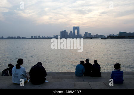 Suzhou, Suzhou, China. 17 Mär, 2018. Suzhou, China, 17. März 2018: Sonnenuntergang am Tor zum Osten in Suzhou in der ostchinesischen Provinz Jiangsu. Das Tor zum Osten, einem 74-stöckigen Hochhaus in Suzhou, betitelt ist wie die Hosen Gebäude, denn es sieht aus wie riesige Hosen. Credit: SIPA Asien/ZUMA Draht/Alamy leben Nachrichten Stockfoto