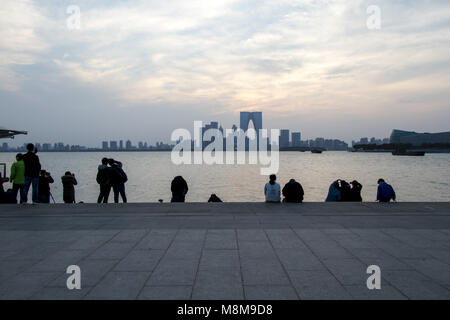 Suzhou, Suzhou, China. 17 Mär, 2018. Suzhou, China, 17. März 2018: Sonnenuntergang am Tor zum Osten in Suzhou in der ostchinesischen Provinz Jiangsu. Das Tor zum Osten, einem 74-stöckigen Hochhaus in Suzhou, betitelt ist wie die Hosen Gebäude, denn es sieht aus wie riesige Hosen. Credit: SIPA Asien/ZUMA Draht/Alamy leben Nachrichten Stockfoto