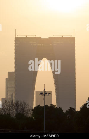 Suzhou, Suzhou, China. 17 Mär, 2018. Suzhou, China, 17. März 2018: Sonnenuntergang am Tor zum Osten in Suzhou in der ostchinesischen Provinz Jiangsu. Das Tor zum Osten, einem 74-stöckigen Hochhaus in Suzhou, betitelt ist wie die Hosen Gebäude, denn es sieht aus wie riesige Hosen. Credit: SIPA Asien/ZUMA Draht/Alamy leben Nachrichten Stockfoto