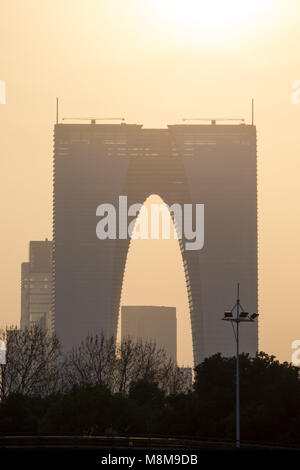 Suzhou, Suzhou, China. 17 Mär, 2018. Suzhou, China, 17. März 2018: Sonnenuntergang am Tor zum Osten in Suzhou in der ostchinesischen Provinz Jiangsu. Das Tor zum Osten, einem 74-stöckigen Hochhaus in Suzhou, betitelt ist wie die Hosen Gebäude, denn es sieht aus wie riesige Hosen. Credit: SIPA Asien/ZUMA Draht/Alamy leben Nachrichten Stockfoto