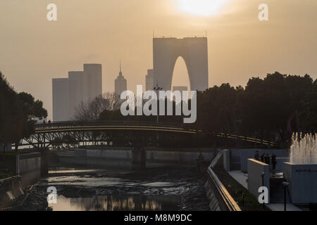 Suzhou, Suzhou, China. 17 Mär, 2018. Suzhou, China, 17. März 2018: Sonnenuntergang am Tor zum Osten in Suzhou in der ostchinesischen Provinz Jiangsu. Das Tor zum Osten, einem 74-stöckigen Hochhaus in Suzhou, betitelt ist wie die Hosen Gebäude, denn es sieht aus wie riesige Hosen. Credit: SIPA Asien/ZUMA Draht/Alamy leben Nachrichten Stockfoto