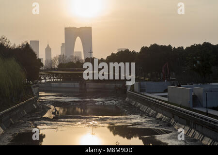 Suzhou, Suzhou, China. 17 Mär, 2018. Suzhou, China, 17. März 2018: Sonnenuntergang am Tor zum Osten in Suzhou in der ostchinesischen Provinz Jiangsu. Das Tor zum Osten, einem 74-stöckigen Hochhaus in Suzhou, betitelt ist wie die Hosen Gebäude, denn es sieht aus wie riesige Hosen. Credit: SIPA Asien/ZUMA Draht/Alamy leben Nachrichten Stockfoto