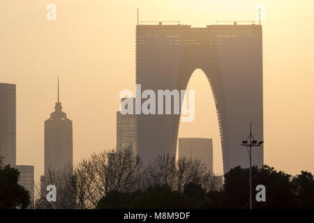 Suzhou, Suzhou, China. 17 Mär, 2018. Suzhou, China, 17. März 2018: Sonnenuntergang am Tor zum Osten in Suzhou in der ostchinesischen Provinz Jiangsu. Das Tor zum Osten, einem 74-stöckigen Hochhaus in Suzhou, betitelt ist wie die Hosen Gebäude, denn es sieht aus wie riesige Hosen. Credit: SIPA Asien/ZUMA Draht/Alamy leben Nachrichten Stockfoto