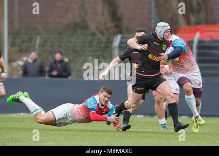 18 März 2018, Deutschland, Köln: Rugby, Rugby Europa Meisterschaft, Deutschland gegen Russland. Valery Dorofeev (Russland, 9) klammert sich an Christopher Korn (Deutschland, 13). - KEINE LEITUNG SERVICE - Foto: Jürgen Keßler/dpa Stockfoto