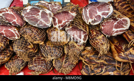 Getrockneten und geräucherten Schinken und andere Produkte auf dem Messestand der traditionellen Messe. Stockfoto