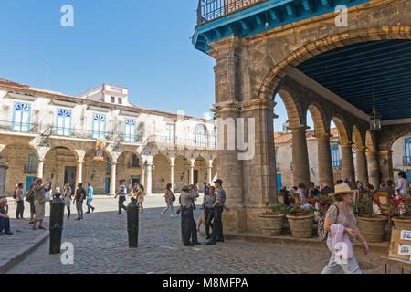 Havanna, Kuba - Januar 16, 2017: Touristen am Cathedral Square an einem schönen Tag. Die Altstadt von Havanna, Kuba. In dieses Quadrat ist die Kathedrale, die Kolonialen Stockfoto