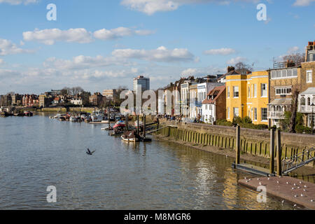 Hammersmith riverside von Hammersmith Bridge an einem sonnigen Tag Stockfoto