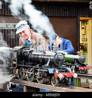 Zwei begeisterte Arbeiten auf Ihrem Modell Dampfmaschinen von Lodge Park, Frimley Stockfoto