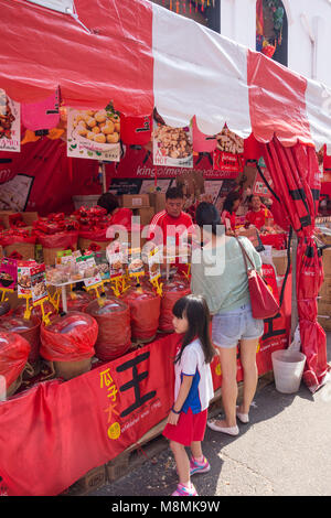 Essen auf der Temple Street, Chinatown, Outram District, Central Area, Singapur Insel (Pulau Ujong), Singapur Abschaltdruck Stockfoto