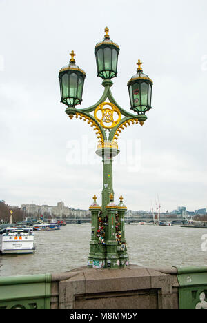 London, UK, 17. März 2018 Liebe Locks auf die Westminster Bridge neben den Big Ben. Liebevolle Paare verlassen Vorhängeschlösser angebracht auf der Brücke zum Licht. Stockfoto