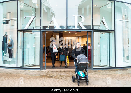 Der Zara Fashion Retail shop in Windsor, UK. Der Speicher verkauft Damen Mode und Kleidung. Stockfoto