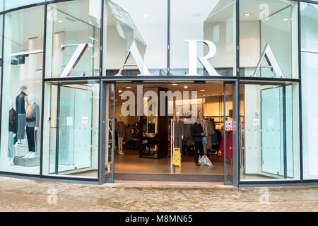Der Zara Fashion Retail shop in Windsor, UK. Der Speicher verkauft Damen Mode und Kleidung. Stockfoto