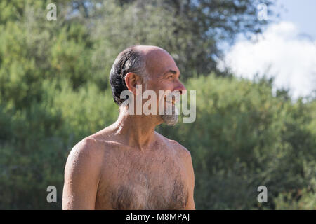 Profil offen, fröhlich lachend balding älterer Mann mit Bart Spaß im Freien, lächeln sich selbst genießen. Stockfoto