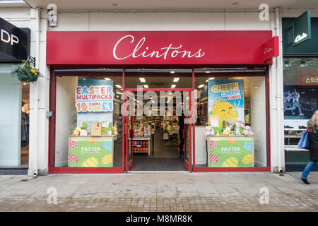 Clintons card Shop verkauft Grußkarten, Geschenk wrspping Papier und kleine Geschenke. Dieser Speicher ist in Windsor entfernt. Stockfoto