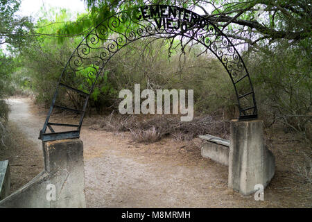 Tor zum historischen Friedhof für die Familie von Benino Leal auf dem Gelände der Santa Ana National Wildlife Refuge. Stockfoto