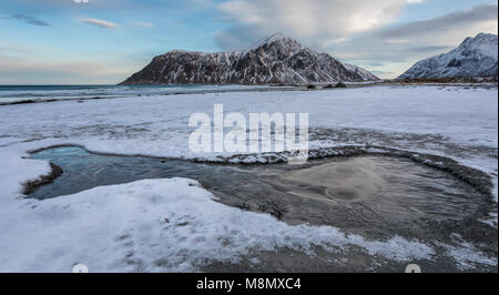 Brunnen am Strand, Skagsanden Flakstad, Lofoten, Norwegen Stockfoto