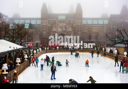 Dec 20, 2017 - Leute genießen Eislaufen in den Gärten des Rijksmuseum, Amsterdam, Niederlande Stockfoto