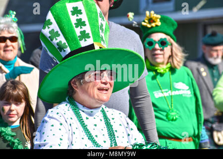Eine ältere Frau trägt einen großen grünen Hut mit Shamrocks auf Bellingham, Washington St. Patrick's Day Parade am 17. März 2018. Stockfoto