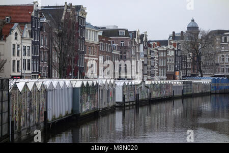 Dec 20, 2017 - Den Bloemenmarkt schwimmende Blumenmarkt, Singel Kanal und historischen holländischen Stil Häuser in Amsterdam, Niederlande Stockfoto