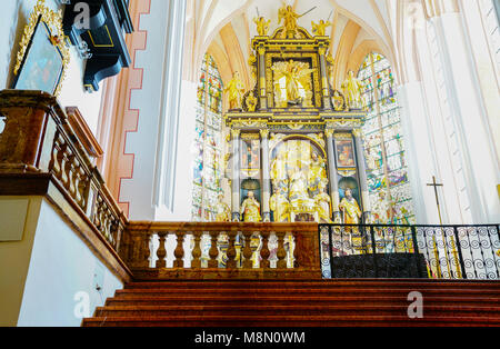 MONDSEE ÖSTERREICH 6. SEPTEMBER 2017; Schritte, die zu den wichtigsten eindrucksvolle und reich verzierten Inneren Basilika St. Michael wunderbare ornamentatio ändern Stockfoto