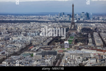 Jan 2, 2018 - Blick über Paris, auf den Eifelturm und La Defense suchen, von der Aussichtsplattform an der Spitze des Tour Montparnasse, Paris, Stockfoto