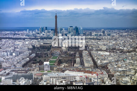 Jan 2, 2018 - Blick über Paris, auf den Eifelturm und La Defense suchen, von der Aussichtsplattform an der Spitze des Tour Montparnasse, Paris, Stockfoto