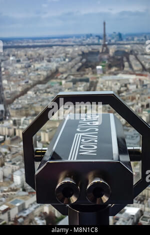 Jan 2, 2018 - Fernglas für Touristen in den Blick vom Tour Montparnasse, den Eiffelturm und Paris. Stockfoto