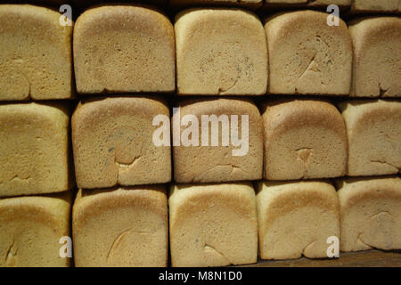 Jan 2, 2018 - Brote von frisch gebackenem Brot auf den Verkauf in den berühmten Poilâne Bäckerei, Paris, Frankreich Stockfoto