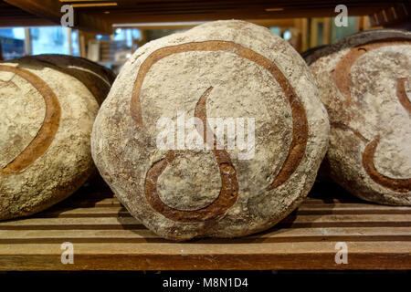 Jan 2, 2018 - Die Marke "P" auf einem runden Sauerteig land Brot, bezeichnet man als miche oder Schmerzen Poilâne in Paris, Frankreich Stockfoto