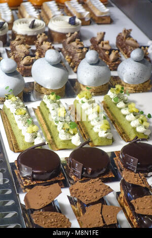 Paris, Frankreich - Jan 2, 2017: Gebäck auf dem Display in einem traditionellen französischen patisserie Stockfoto