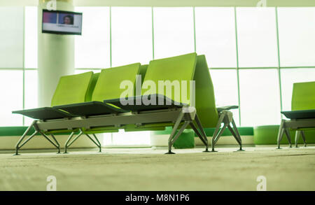 Leeren Flughafen Terminal Wartebereich mit Stühlen. Lounge im Flughafen mit Sitzplätzen Stockfoto