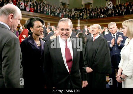 Usa-Verteidigungsminister Donald Rumsfeld, Mitte, kommt in den Usa Repräsentantenhaus Kammer für den Präsidenten der Vereinigten Staaten George W. Bush's Zustand der Union zu einer gemeinsamen Sitzung des Kongresses im Kapitol in Washington, D.C. am 2. Februar 2005. Auch sichtbar, von Links nach Rechts: United States US-Finanzminister John Snow; Außenminister der Vereinigten Staaten, Condoleezza Rice, Rumsfeld; Ma Gerechtigkeit des United States Supreme Court: Air Force General Richard Myers, Vorsitzender des Generalstabs, und einer unbekannten Frau. Credit: Lukas Frazza Stockfoto