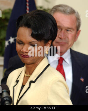 Präsidenten der Vereinigten Staaten George W. Bush ernennt Dr. Condoleezza Rice, Außenministerin der Regierung der Vereinigten Staaten, Nachfolger von Colin Powell im Roosevelt Zimmer im Weißen Haus in Washington, D.C. am 16. November 2004. Credit: Ron Sachs/Pool über CNP/MediaPunch Stockfoto