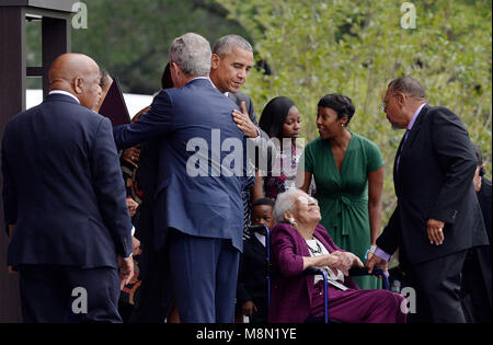 Präsidenten der Vereinigten Staaten Barack Obama umarmt der frühere US-Präsident George W. Bush als US-Vertreter John Lewis (Demokrat von Georgien), Links, schaut während der Eröffnungsfeier der Smithsonian nationalen Museum für Afrikanische Amerikanische Geschichte und Kultur am 24. September 2016 in Washington, DC. Das Museum öffnet dreizehn Jahre nach dem Kongress und Präsident George W. Bush den Bau genehmigt. Credit: Olivier Douliery/Pool über CNP/MediaPunch Stockfoto