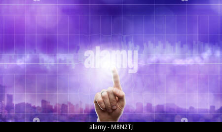 Business, Technologie und Internet Konzept - Geschäftsmann drücken transparenter Button auf virtuellen Bildschirmen Stockfoto