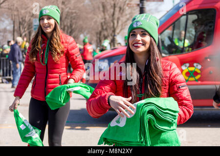 Chicago, Illinois, USA - 17. März 2018, die St. Patrick's Day Parade ist eine kulturelle und religiöse Feier aus Irland zu Ehren des Heiligen Patrick. Stockfoto