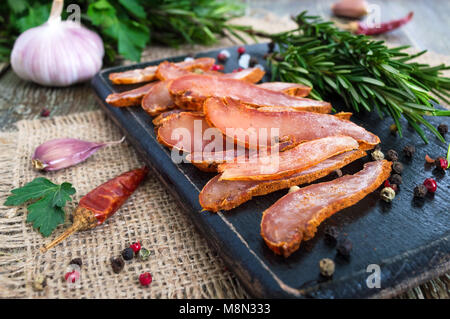 Basturma. Ruckartig. Fleischstücke mit rotem Pfeffer. Der traditionellen asiatischen Fleisch Vorspeise. Delikatesse. Stockfoto