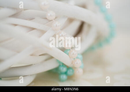 Hochzeit Hintergrund und Perlen auf Tisch Stockfoto