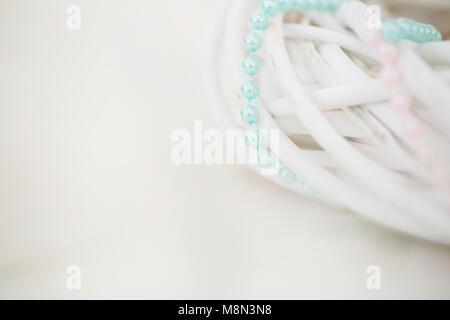 Hochzeit Hintergrund und Perlen auf Tisch Stockfoto