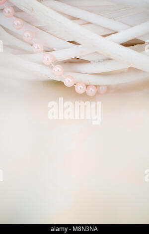Hochzeit Hintergrund und Perlen auf Tisch Stockfoto
